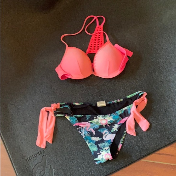 Two bathing suit tops fun bottoms - Picture 4 of 4